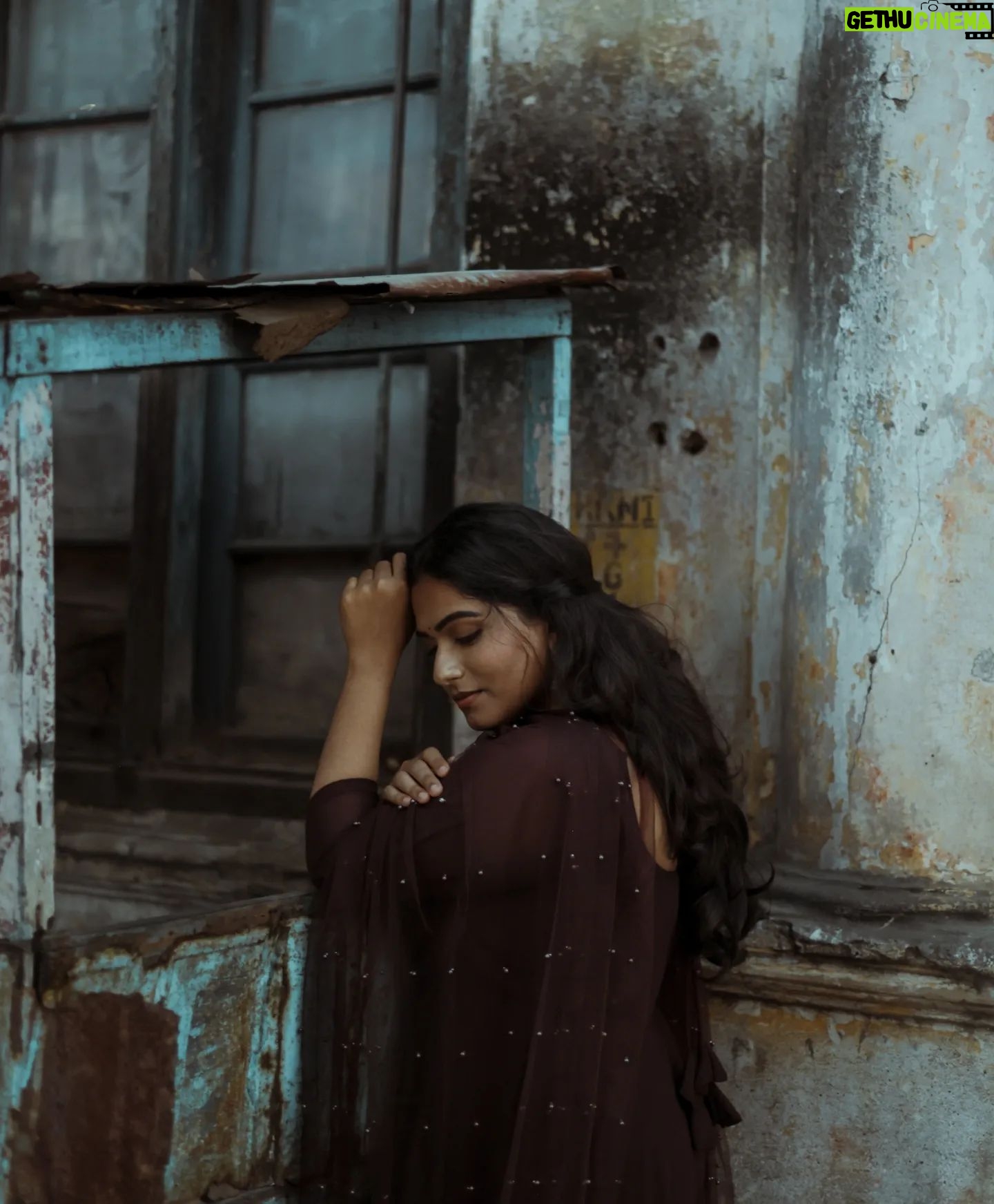 Nandhini Madesh Instagram - தங்க தாமரை மகளே🪷 @ivalnandhini MUA @noormakeup_mehndi Outfit @_gina_couture . . . . #photooftheday #picoftheday #photographerlife #picoftheday #portraitphotography #streetstyle #streetphotography #traditional #blacksheep #youtuber #ivalnandhini #fashionshoot #vibes #vintagestyle #instagood #indianwear #instadaily #likeforlikes #potraitshoot