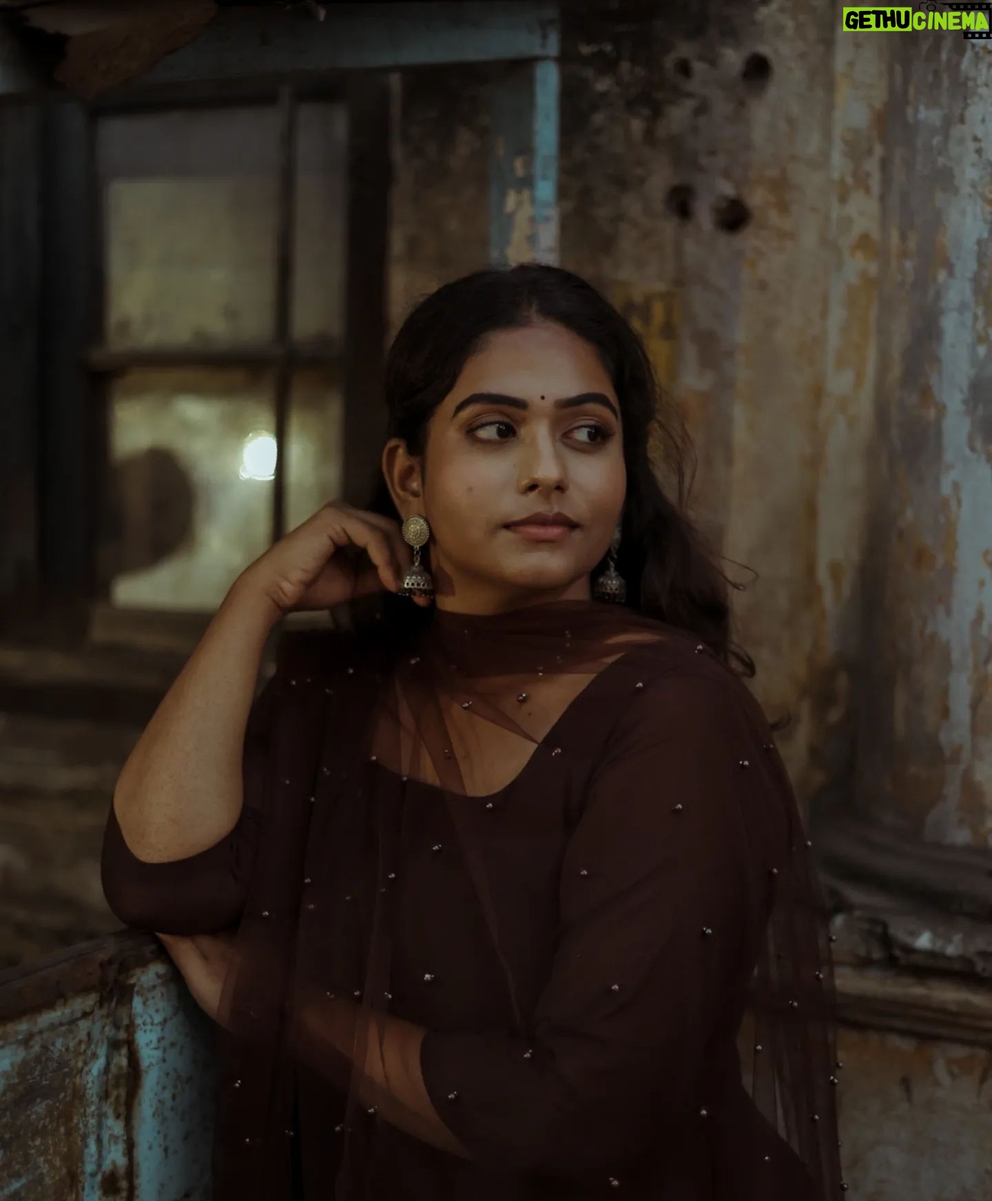 Nandhini Madesh Instagram - தங்க தாமரை மகளே🪷 @ivalnandhini MUA @noormakeup_mehndi Outfit @_gina_couture . . . . #photooftheday #picoftheday #photographerlife #picoftheday #portraitphotography #streetstyle #streetphotography #traditional #blacksheep #youtuber #ivalnandhini #fashionshoot #vibes #vintagestyle #instagood #indianwear #instadaily #likeforlikes #potraitshoot