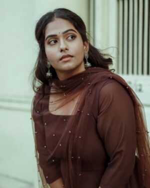 Nandhini Madesh Instagram - தங்க தாமரை மகளே🪷
@ivalnandhini 
MUA @noormakeup_mehndi 
Outfit @_gina_couture 
.
.
.
.
#photooftheday #picoftheday #photographerlife #picoftheday #portraitphotography #streetstyle #streetphotography #traditional #blacksheep #youtuber #ivalnandhini #fashionshoot #vibes #vintagestyle #instagood #indianwear #instadaily #likeforlikes #potraitshoot