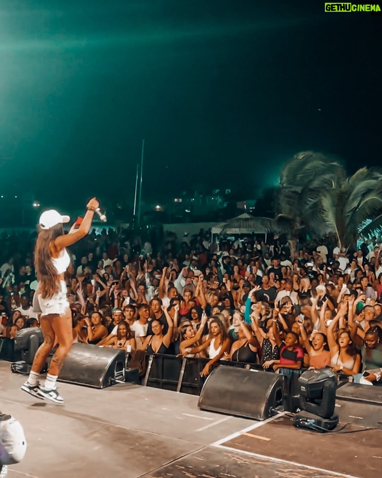 Nani Trinidade Instagram - WARM UP @taycofficiel THANKS FOR THE @stmaartenheinekenregatta ππ½. Un public formidable π₯π₯, un grand merci Γ mon poto @djmaestrosxm #dj #heinekenregatta #heineiken @heineken_sxm #show #warmup #tayc #sxm #sintmaarten