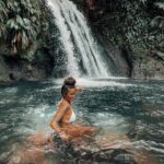 Nani Trinidade Instagram - 1,2 ou 3 ? Je savais pas laquelle choisir. Et toi laquelle aurais-tu choisi ? #guadeloupeislands #pinkybloom #cascade #naturephotography