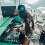 Nani Trinidade Instagram - Indécise que je suis 1 , 2 ou 3 ? @java_sxm #java #sxm #saintmartinisland #dj #djette #music #beachparty