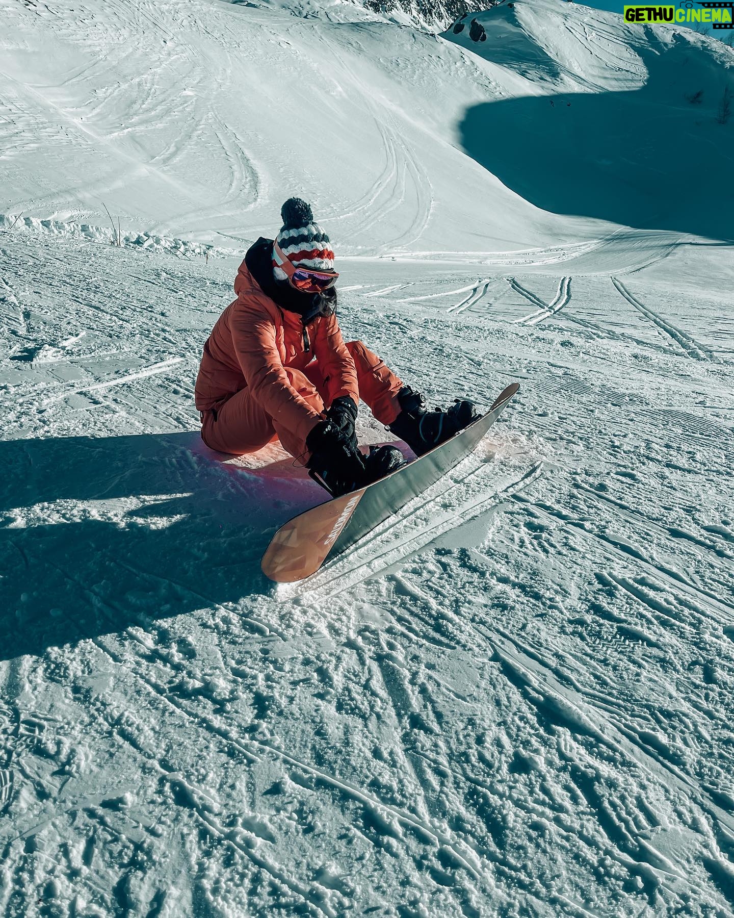 Nani Trinidade Instagram - HAVE A GOOD DAY 馃弬 Et toi t鈥檈s plut么t ski ou Snow ou pi茅ton ? 馃槀馃槀 #snowboarding #neige #montagne #travelphotography