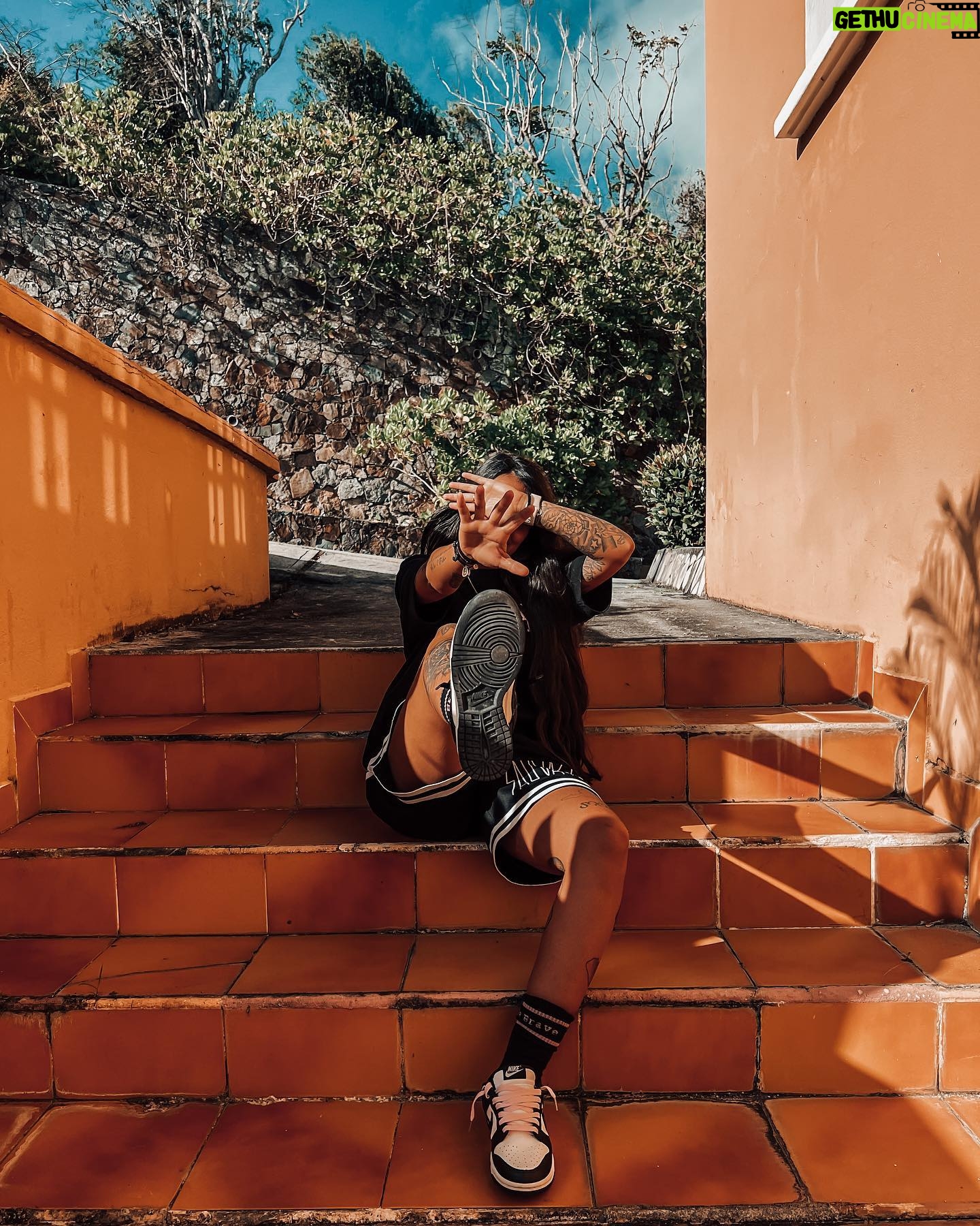 Nani Trinidade Instagram - Le succès ne dépend pas de ce que les gens pensent de votre vie. Il dépend de ce que vous en pensez. C’est ce que signifie être fidèle à soi-même. FULL @bebravestore.off 🔥 #bebrave #travelphotography #sneakersaddict