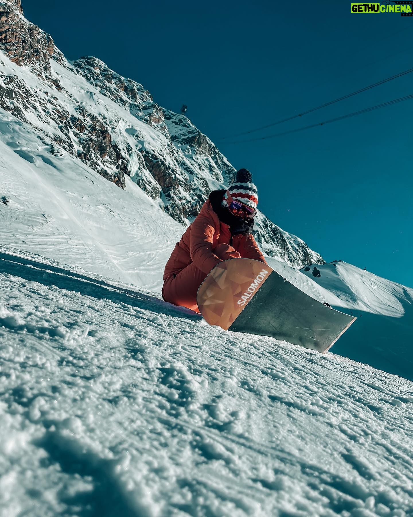 Nani Trinidade Instagram - HAVE A GOOD DAY 馃弬 Et toi t鈥檈s plut么t ski ou Snow ou pi茅ton ? 馃槀馃槀 #snowboarding #neige #montagne #travelphotography
