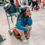 Nani Trinidade Instagram - Certains diront Nani fait une coloration à tes cheveux, t’es vieille 👵 et je leur répondrais s’accepter soi-même et être au naturel et la plus belle chose qu’on puisse faire pour avoir confiance en soi. 😝 Laissez-moi avec mes cheveux blancs 👩🏾‍🦳 !! 😂🙄