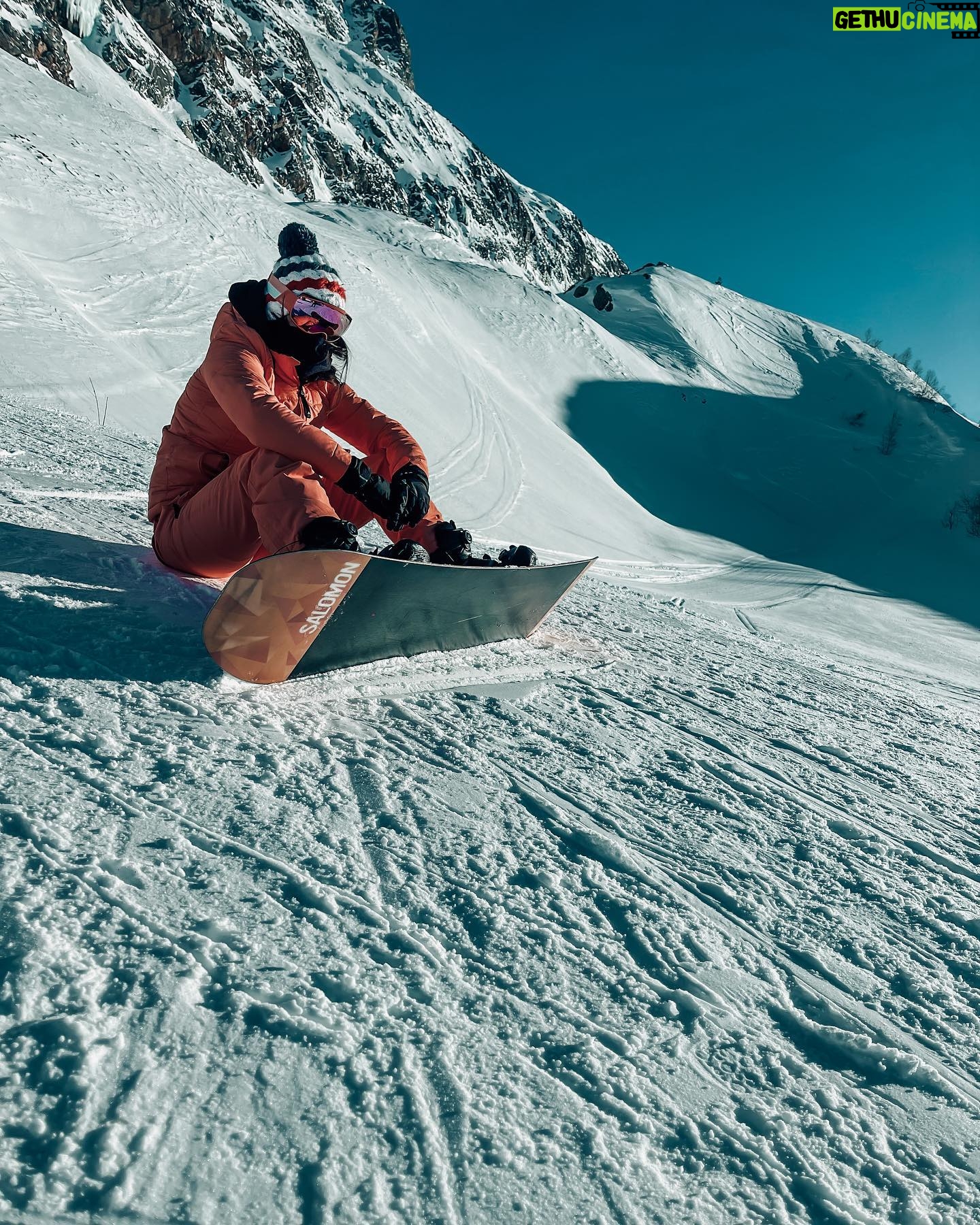 Nani Trinidade Instagram - HAVE A GOOD DAY 馃弬 Et toi t鈥檈s plut么t ski ou Snow ou pi茅ton ? 馃槀馃槀 #snowboarding #neige #montagne #travelphotography