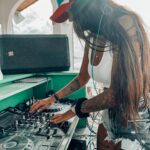 Nani Trinidade Instagram - Indécise que je suis 1 , 2 ou 3 ? @java_sxm #java #sxm #saintmartinisland #dj #djette #music #beachparty