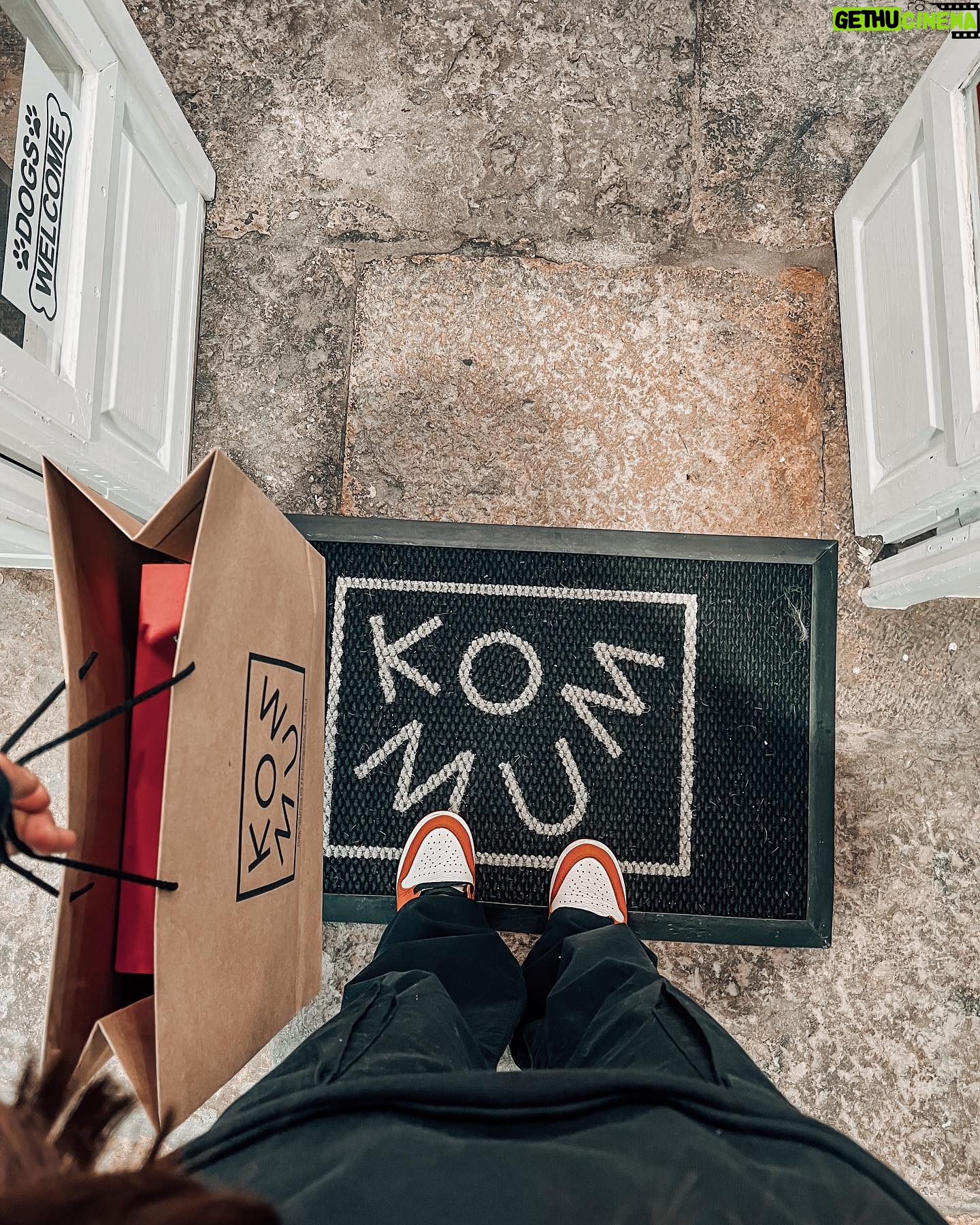 Nani Trinidade Instagram - Merci Γ @komum_ pour son accueil ! Obrigado por me tee recebido πͺπ½ Pour tout ceux qui vont au Portugal π΅πΉ retrouve cette magnifique boutique Γ Lisbonne ππΎπ₯³ #komum #nikedunklow #travisscott #sneakers #sneakersaddict #styleinspiration #shoesaddict #travelphotography