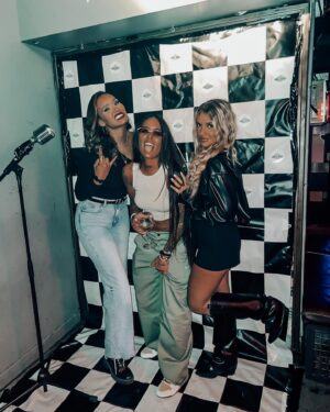 Nani Trinidade Instagram - LOVE YOU GIRLS ! 🎉♥️ PARIS BY NIGHT ! @anouhenchoz @marine.vndt #friends #parisbynight #girls #deflowers