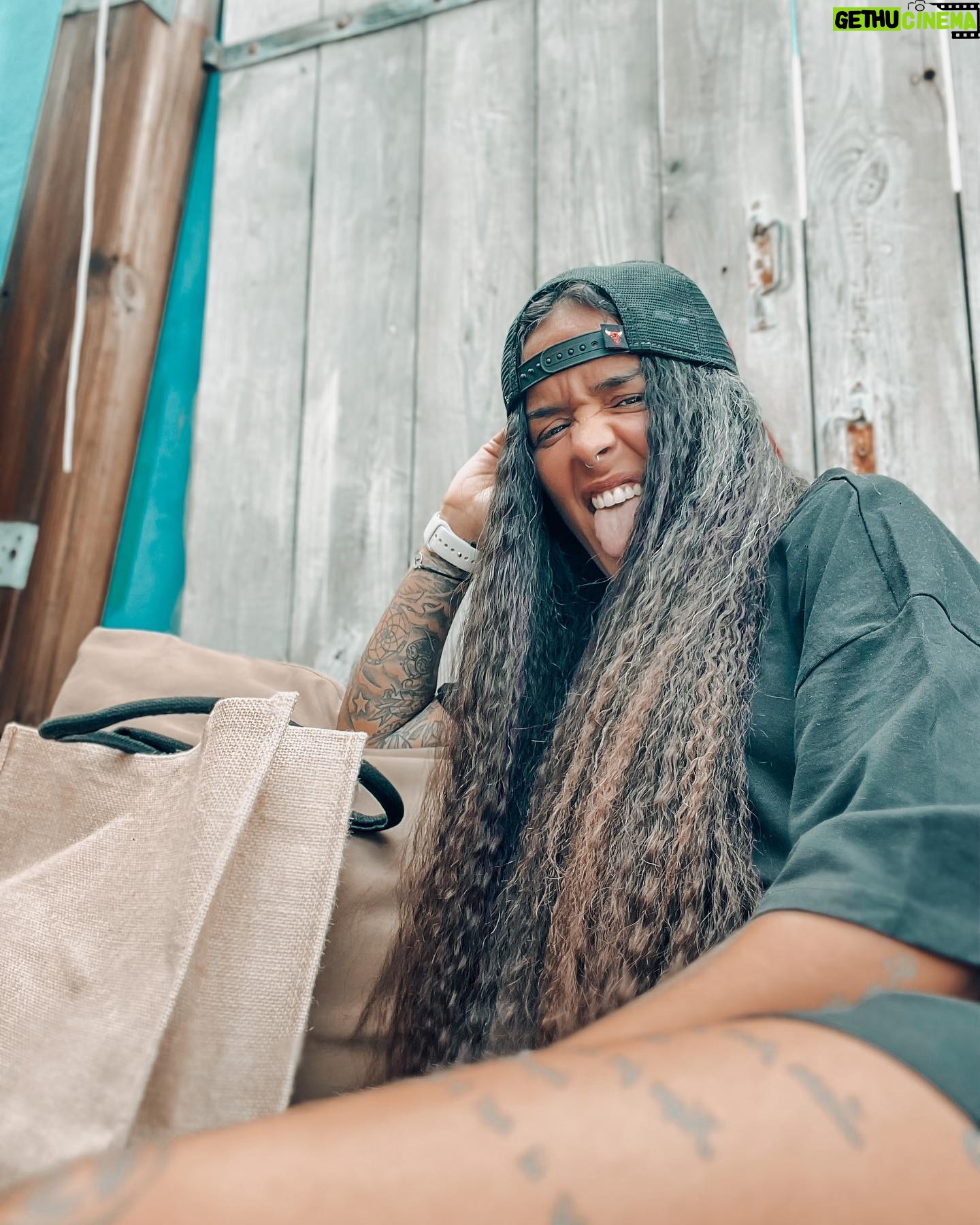 Nani Trinidade Instagram - Reste positif·ve à ce sujet. Chaque pensée que tu projettes a un impact. #confianceensoi #positivevibes #traveler #longhairdontcare #lovelybaby