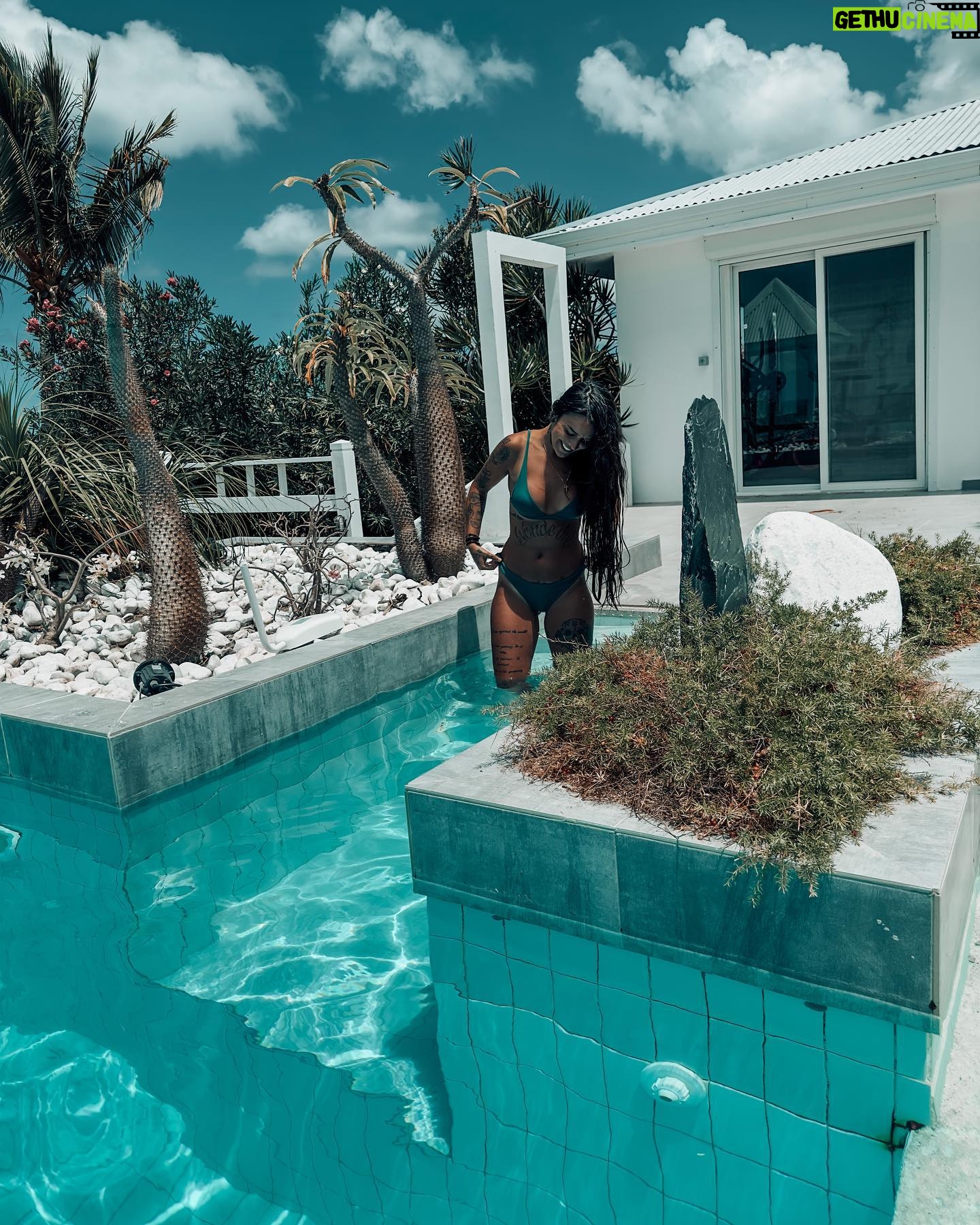 Nani Trinidade Instagram - Soyez loyal·e et digne de confiance. Ne soyez pas ami avec quelqu'un qui est plus bas que vous à cet égard. #daymood #travelphotography #pool #sxm #sinmarteen #island
