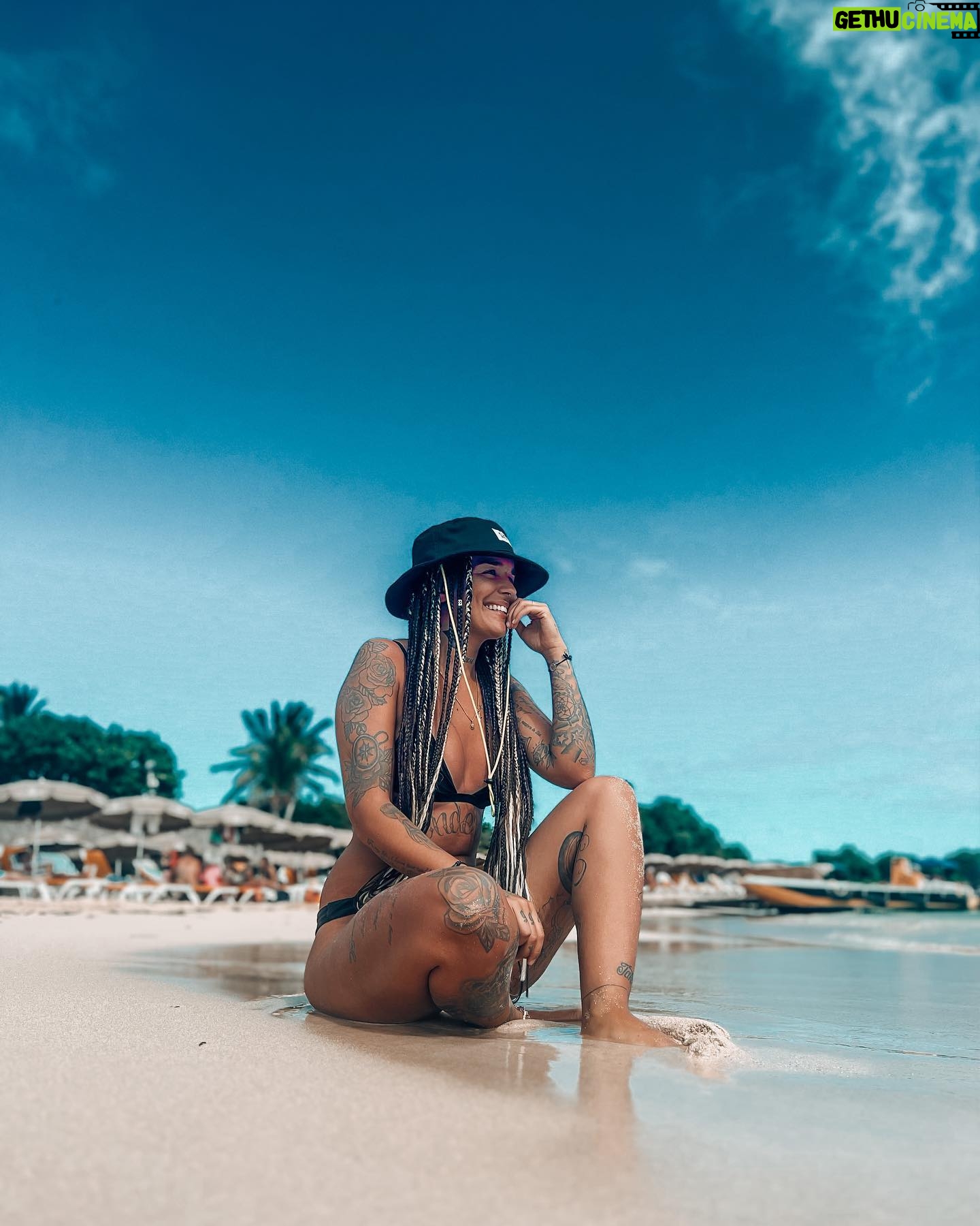 Nani Trinidade Instagram - Prendre soin de soi est une forme d'amour-propre. Fais quelque chose pour toi aujourd'hui, que ce soit grand ou petit. Tu le mérites !! #amourdesoi #confianceensoi