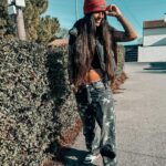 Nani Trinidade Instagram - Je suis toujours indécise dans les photos que je vais poster. Vous choisirez laquelle vous? La 1 ou la 2 ? #brandidentity #bebravestore #outfitinspiration #sunnyday #supreme #newera #jordan