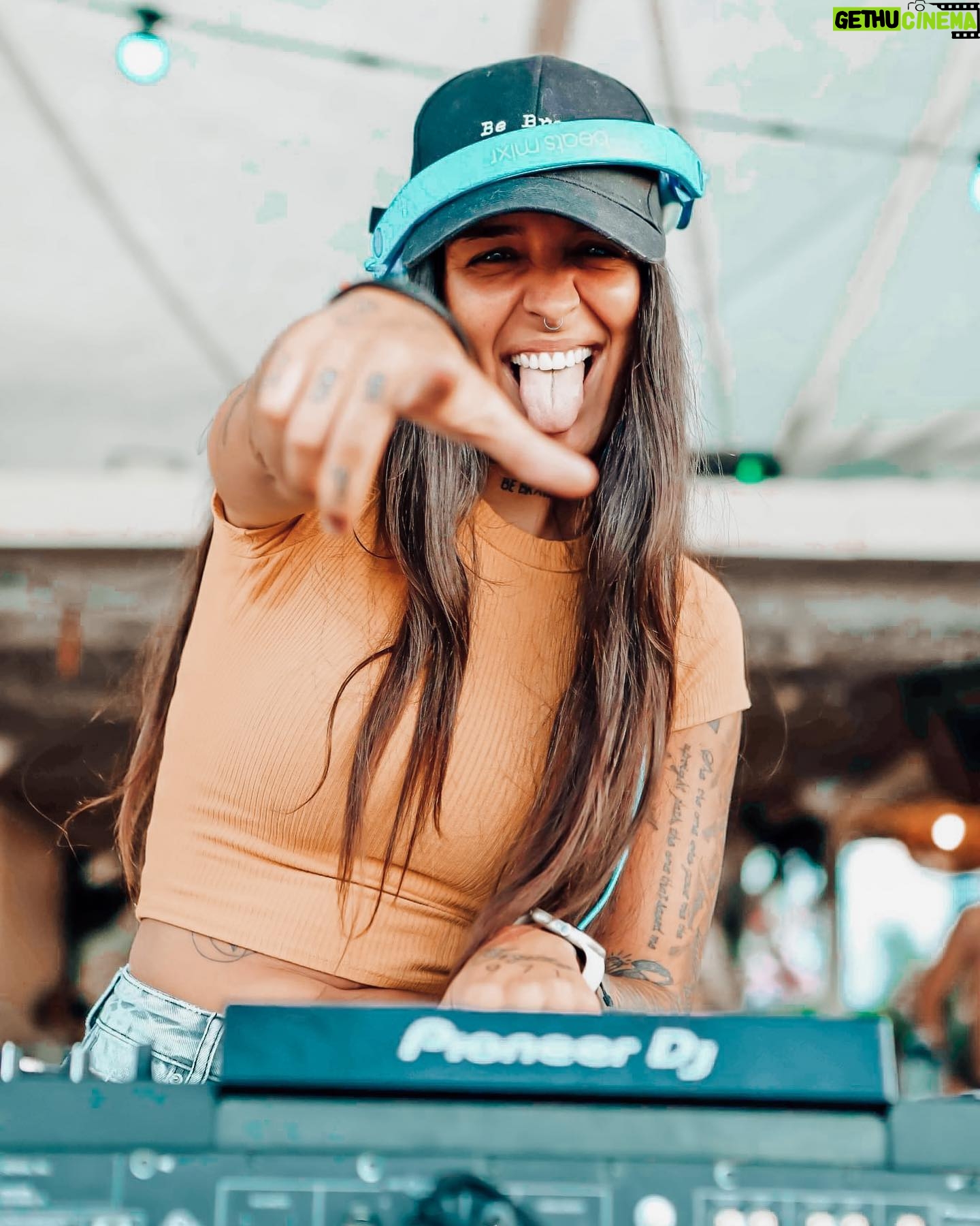 Nani Trinidade Instagram - Today At @captainfrenchysxm and @java_sxm ! #dj #djette #musique #beachparty #sxm