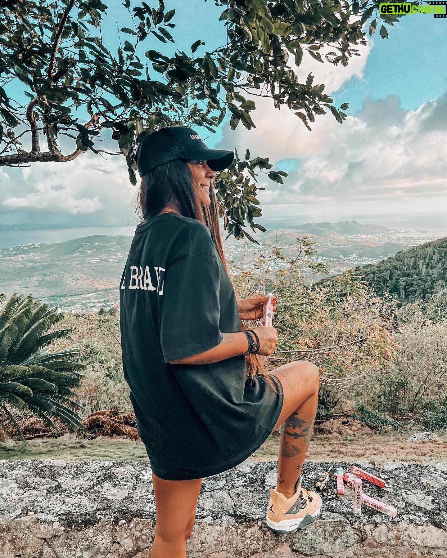 Nani Trinidade Instagram - 🔥🔥 GROS JEU CONCOURS 🔥🔥 Gagne ton Lot de Puff 💭🙏🏾 Pour participer c’est simple : ✅Follow @nani_trindade et @liquideofrance ♥️Mentionne 3 amis en commentaires 🔁Partage cette publication dans ta story en mentionnant @liquideofrance et @nani_trindade Résultats du concours lundi 6 février 2023 💪🏽♥️ Bonne chance 🍀