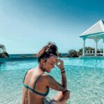 Nani Trinidade Instagram - Arrête de t'inquiéter pour l'avenir. Permets-toi de te détendre et de profiter de chaque moment tel qu'il se présente. #smile #travelphotography #pool #homesweethome #sxm #carribean