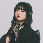 Nanoka Hara Instagram - 前撮りPart2 どうしても黒のお着物にヘッドドレスを付けて撮りたくて…！！ 好きな系統で撮影できて幸せ🥹 これからは、もっともっと自分の好きなものを見つけていきたいです。20歳の目標！ そして明日は、写真集オンラインイベント！ 年が明けてすぐに皆様とお話しできるなんて凄く嬉しい。楽しみですね🫶 撮影📸@hof.tokyo さん 衣装👘@sweet_pea0113 さん