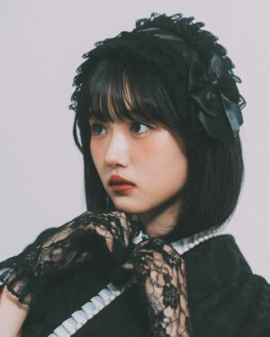 Nanoka Hara Instagram - 前撮りPart2
どうしても黒のお着物にヘッドドレスを付けて撮りたくて…！！
好きな系統で撮影できて幸せ🥹

これからは、もっともっと自分の好きなものを見つけていきたいです。20歳の目標！

そして明日は、写真集オンラインイベント！
年が明けてすぐに皆様とお話しできるなんて凄く嬉しい。楽しみですね🫶 

撮影📸@hof.tokyo さん
衣装👘@sweet_pea0113 さん
