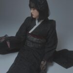 Nanoka Hara Instagram - 前撮りPart2 どうしても黒のお着物にヘッドドレスを付けて撮りたくて…！！ 好きな系統で撮影できて幸せ🥹 これからは、もっともっと自分の好きなものを見つけていきたいです。20歳の目標！ そして明日は、写真集オンラインイベント！ 年が明けてすぐに皆様とお話しできるなんて凄く嬉しい。楽しみですね🫶 撮影📸@hof.tokyo さん 衣装👘@sweet_pea0113 さん