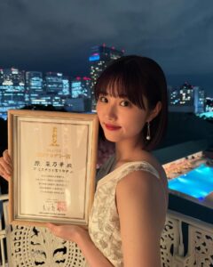 Nanoka Hara Instagram - 第47回日本アカデミー賞 新人俳優賞を頂きました。このような素晴らしい賞を授賞する事ができ、感無量です。 映画｢ミステリと言う勿れ｣に携わる全ての皆様、映画を観てくださった皆様のお陰です。この賞に恥じぬ様、これからも一つ一つの作品に誠実に向き合っていきます。 本当にありがとうございました！ #ミステリと言う勿れ