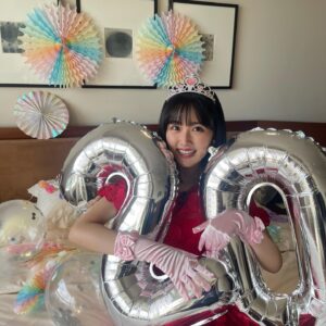 Nanoka Hara Instagram - 2023年、大変お世話になりました。

今年は、人生初めての海外で映画祭に参加させて頂いたり、写真集を出したり、髪の毛を役でバッサリ切ったり、やってみたかったお仕事をやらせて頂けたり、皆様とお会いする機会も作れたり…

沢山の夢が叶った年でした！！

今まで、年末になるとあちこちで聞こえてくる、1年が一瞬で終わる、という感覚が全く分からなかったのですが、今年は始めてあっという間だったなと感じました。笑

去年よりも忙しく、日々充実した1年を過ごす事が出来て感無量です！いつも応援して下さる皆様のお陰です。ありがとうございました︎☺︎

来年はよりバージョンアップした原をお見せできる様頑張ります✊

皆様、良いお年をお迎え下さい！

写真は20歳の誕生日祝って貰った時の🫶