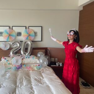 Nanoka Hara Instagram - 2023年、大変お世話になりました。

今年は、人生初めての海外で映画祭に参加させて頂いたり、写真集を出したり、髪の毛を役でバッサリ切ったり、やってみたかったお仕事をやらせて頂けたり、皆様とお会いする機会も作れたり…

沢山の夢が叶った年でした！！

今まで、年末になるとあちこちで聞こえてくる、1年が一瞬で終わる、という感覚が全く分からなかったのですが、今年は始めてあっという間だったなと感じました。笑

去年よりも忙しく、日々充実した1年を過ごす事が出来て感無量です！いつも応援して下さる皆様のお陰です。ありがとうございました︎☺︎

来年はよりバージョンアップした原をお見せできる様頑張ります✊

皆様、良いお年をお迎え下さい！

写真は20歳の誕生日祝って貰った時の🫶