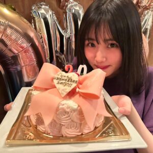 Nanoka Hara Instagram - 2023年、大変お世話になりました。

今年は、人生初めての海外で映画祭に参加させて頂いたり、写真集を出したり、髪の毛を役でバッサリ切ったり、やってみたかったお仕事をやらせて頂けたり、皆様とお会いする機会も作れたり…

沢山の夢が叶った年でした！！

今まで、年末になるとあちこちで聞こえてくる、1年が一瞬で終わる、という感覚が全く分からなかったのですが、今年は始めてあっという間だったなと感じました。笑

去年よりも忙しく、日々充実した1年を過ごす事が出来て感無量です！いつも応援して下さる皆様のお陰です。ありがとうございました︎☺︎

来年はよりバージョンアップした原をお見せできる様頑張ります✊

皆様、良いお年をお迎え下さい！

写真は20歳の誕生日祝って貰った時の🫶