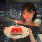 Nanoka Hara Instagram - 2023年、大変お世話になりました。 今年は、人生初めての海外で映画祭に参加させて頂いたり、写真集を出したり、髪の毛を役でバッサリ切ったり、やってみたかったお仕事をやらせて頂けたり、皆様とお会いする機会も作れたり… 沢山の夢が叶った年でした！！ 今まで、年末になるとあちこちで聞こえてくる、1年が一瞬で終わる、という感覚が全く分からなかったのですが、今年は始めてあっという間だったなと感じました。笑 去年よりも忙しく、日々充実した1年を過ごす事が出来て感無量です！いつも応援して下さる皆様のお陰です。ありがとうございました︎☺︎ 来年はよりバージョンアップした原をお見せできる様頑張ります✊ 皆様、良いお年をお迎え下さい！ 写真は20歳の誕生日祝って貰った時の🫶
