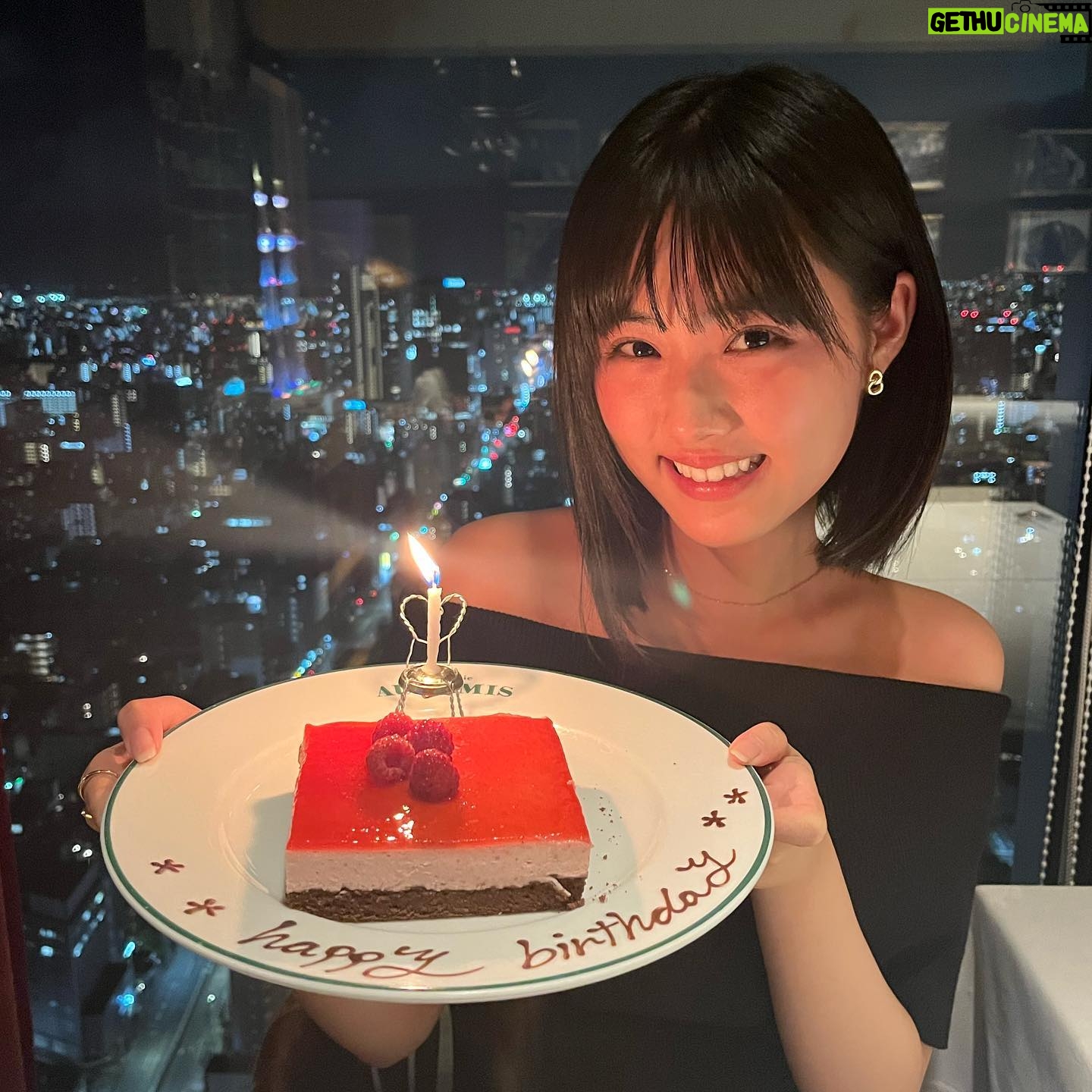 Nanoka Hara Instagram - 2023年、大変お世話になりました。 今年は、人生初めての海外で映画祭に参加させて頂いたり、写真集を出したり、髪の毛を役でバッサリ切ったり、やってみたかったお仕事をやらせて頂けたり、皆様とお会いする機会も作れたり… 沢山の夢が叶った年でした!! 今まで、年末になるとあちこちで聞こえてくる、1年が一瞬で終わる、という感覚が全く分からなかったのですが、今年は始めてあっという間だったなと感じました。笑 去年よりも忙しく、日々充実した1年を過ごす事が出来て感無量です!いつも応援して下さる皆様のお陰です。ありがとうございました︎☺︎ 来年はよりバージョンアップした原をお見せできる様頑張ります✊ 皆様、良いお年をお迎え下さい! 写真は20歳の誕生日祝って貰った時の🫶