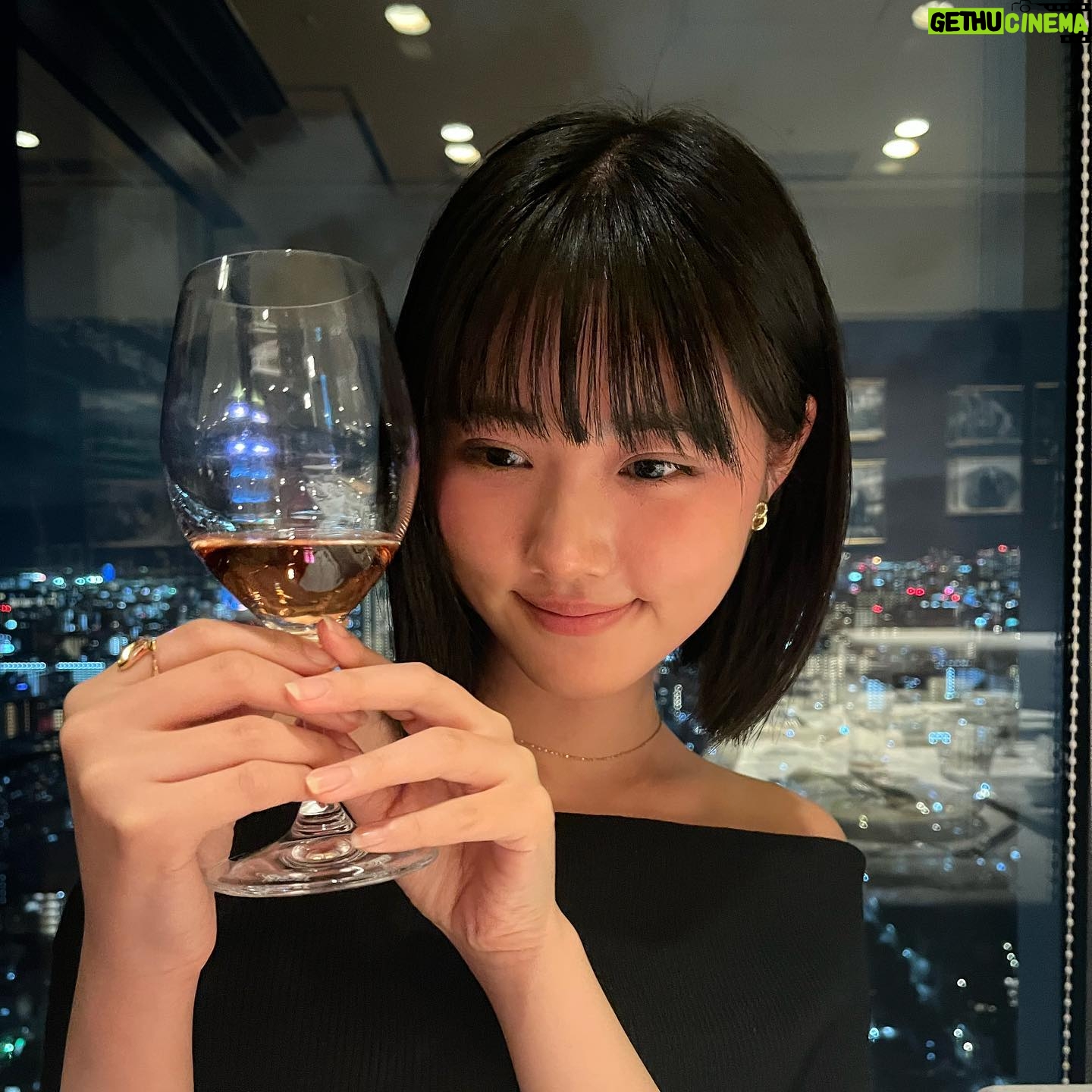 Nanoka Hara Instagram - 2023年、大変お世話になりました。 今年は、人生初めての海外で映画祭に参加させて頂いたり、写真集を出したり、髪の毛を役でバッサリ切ったり、やってみたかったお仕事をやらせて頂けたり、皆様とお会いする機会も作れたり… 沢山の夢が叶った年でした!! 今まで、年末になるとあちこちで聞こえてくる、1年が一瞬で終わる、という感覚が全く分からなかったのですが、今年は始めてあっという間だったなと感じました。笑 去年よりも忙しく、日々充実した1年を過ごす事が出来て感無量です!いつも応援して下さる皆様のお陰です。ありがとうございました︎☺︎ 来年はよりバージョンアップした原をお見せできる様頑張ります✊ 皆様、良いお年をお迎え下さい! 写真は20歳の誕生日祝って貰った時の🫶