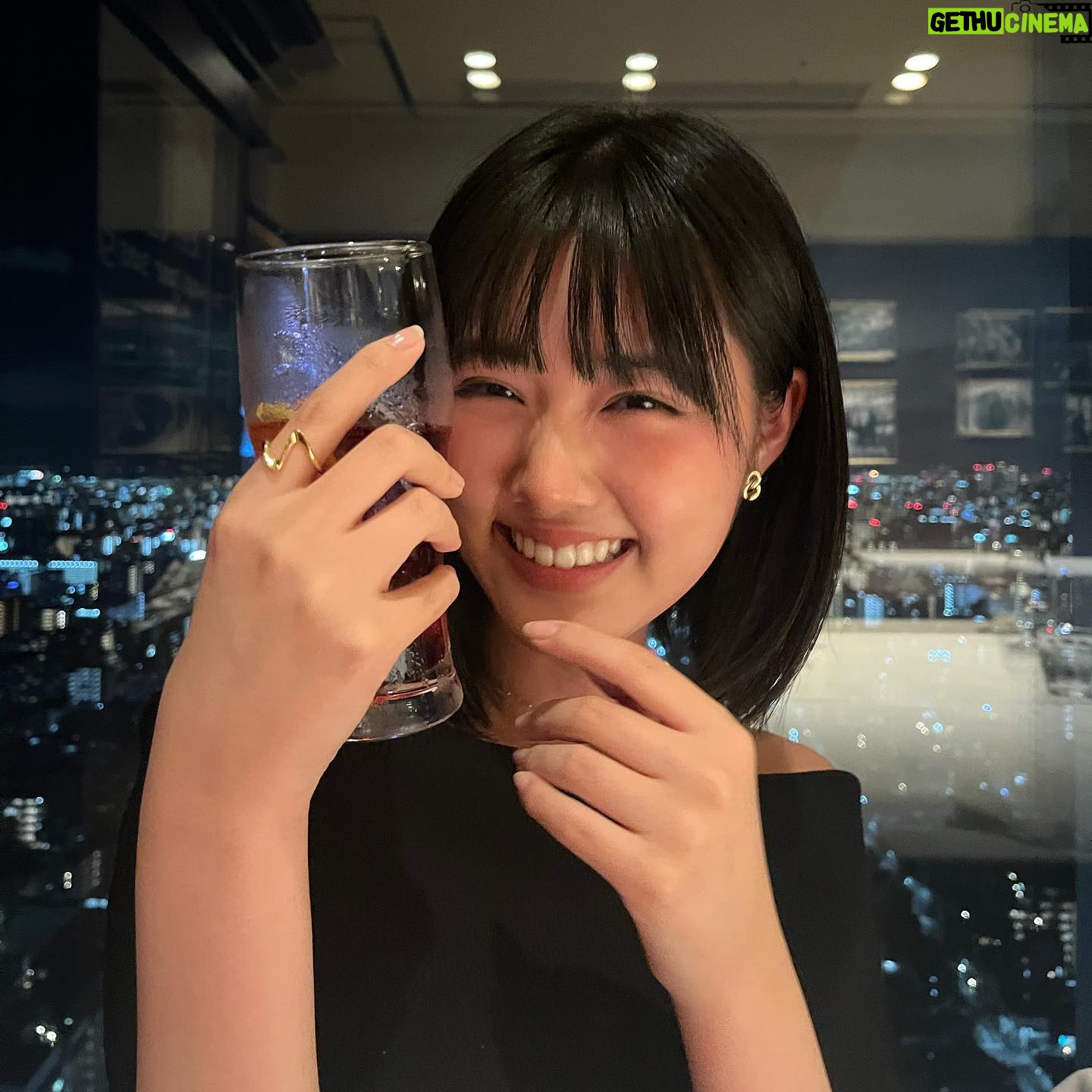 Nanoka Hara Instagram - 2023年、大変お世話になりました。 今年は、人生初めての海外で映画祭に参加させて頂いたり、写真集を出したり、髪の毛を役でバッサリ切ったり、やってみたかったお仕事をやらせて頂けたり、皆様とお会いする機会も作れたり… 沢山の夢が叶った年でした!! 今まで、年末になるとあちこちで聞こえてくる、1年が一瞬で終わる、という感覚が全く分からなかったのですが、今年は始めてあっという間だったなと感じました。笑 去年よりも忙しく、日々充実した1年を過ごす事が出来て感無量です!いつも応援して下さる皆様のお陰です。ありがとうございました︎☺︎ 来年はよりバージョンアップした原をお見せできる様頑張ります✊ 皆様、良いお年をお迎え下さい! 写真は20歳の誕生日祝って貰った時の🫶