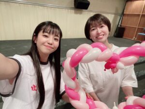 Nao Minamisawa Instagram - 舞台#セトウツミ 
共演者の佐藤日向ちゃん。
日々、共演者のみなさんのエネルギッシュなお芝居に刺激を受けてます。

今週土曜27日開幕です💁‍♀️
#東京芸術劇場プレイハウス