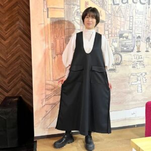 Nao Minamisawa Instagram - 「今日も寄席に行きたくなって」出版記念イベント、ありがとうございました！

サイン会から始まり、お酒を飲みながらのトーク、楽しかったです！
芸人のあずき坊主さんに仕切っていただき、途中からはゲストとして、あさ笑でご一緒してた桂團治郎さんにも参加いただきました！
@okumura_jinsei @danjirokatsu 

またこういう機会でみなさんにお会いできたらうれしいです。

イベント、本の感想もぜひ💁‍♀️

ちなみに、会場の梅田Lateralの壇上の背景画は、漫画家の山本さほさんによるもの！ノスタルジックでかわいかった！！
@lateral_osaka 

衣装
ジャンパースカート、ブラウス  @lanvin_en_bleu_womens 
タートルトップス @adelly.tokyo @adelly_press 
ブーツ @charleskeith_jp  #チャールズアンドキース