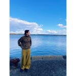 Nao Instagram - . 皆さま、年末いかがお過ごしですか☺️ 私は「ファーストペンギン！」 最終回の放送が終わった12月7日から 何度もここに文章を書いては消し書いては消し…。 そろそろこの独り言を皆さんへのメッセージに変えて しっかり届けなきゃ！と、 ゆっくり指を動かしています。 クランクアップした後撮影現場に行って 誰もいない漁港であの賑やかな 沢山の愛に支えられた約3ヶ月を思い出しました。 現場の皆さんの笑顔に支えられ そして放送が始まってからは 皆さんからいただく感想に背中を押され "和佳"として進み続けることができました。 そして2022年も、この1年間でひとつ、またひとつと、大切な作品に出会うことができました。 幸せです。 皆様、本当にありがとうございました。 どうぞよいお年をお迎えください☺️ 奈緒
