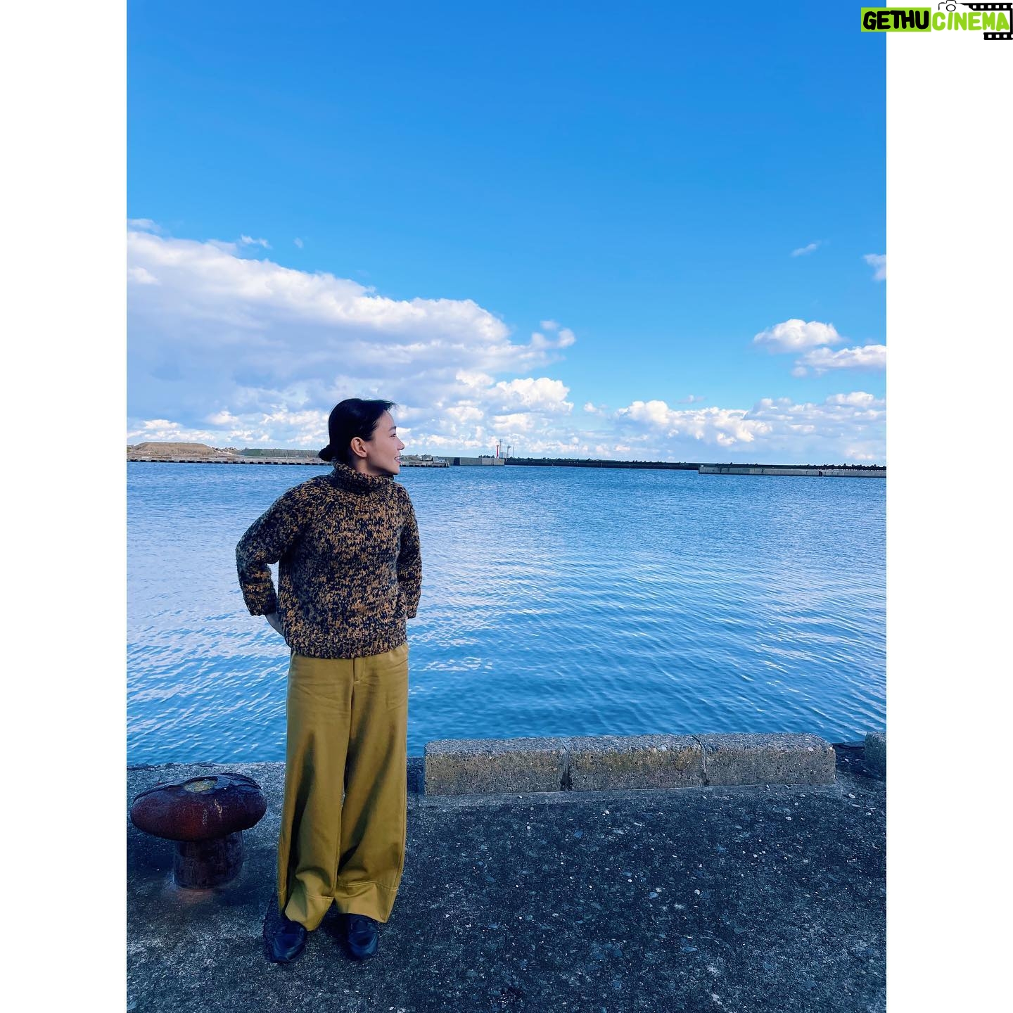 Nao Instagram - . 皆さま、年末いかがお過ごしですか☺️ 私は「ファーストペンギン!」 最終回の放送が終わった12月7日から 何度もここに文章を書いては消し書いては消し…。 そろそろこの独り言を皆さんへのメッセージに変えて しっかり届けなきゃ!と、 ゆっくり指を動かしています。 クランクアップした後撮影現場に行って 誰もいない漁港であの賑やかな 沢山の愛に支えられた約3ヶ月を思い出しました。 現場の皆さんの笑顔に支えられ そして放送が始まってからは 皆さんからいただく感想に背中を押され "和佳"として進み続けることができました。 そして2022年も、この1年間でひとつ、またひとつと、大切な作品に出会うことができました。 幸せです。 皆様、本当にありがとうございました。 どうぞよいお年をお迎えください☺️ 奈緒