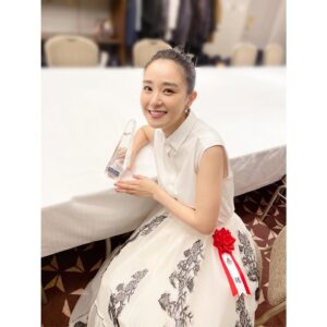 Nao Instagram - .
『2023年エランドール賞』
新人賞をいただきました。
支えてくださった皆様、
応援してくださった皆様のおかげです。
本当にありがとうございます。
.
まさかのサプライズで
野島伸司さんが来てくださいました。
これからも恩返しできるように、
恩送りできるように精進いたします。
そして、素敵な受賞者の皆様本当におめでとうございます。
皆さんキラキラと輝いていて…とても幸せな空間でした☺️
.
@dior