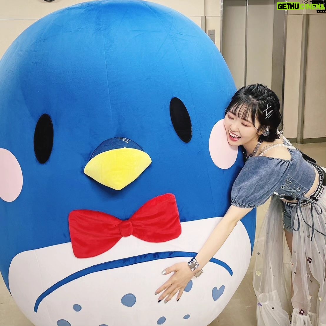 Nao Toyama Instagram - みなさ~ん! \7th Anniversary Party ''Live☆Pallet"/ ありがとうございました~🐧✨✨ たくさんの楽しさに溢れたライブでした!! 音楽っていいね……!!✨ 私自身も成長することができたような気がします! 素敵な機会を与えてくださりありがとうございます!! このあと感想ブログもあげるのでぜひ🌸 そして! 発表になったばかりの Billboardさんでのアコースティックライブ、 最速先行チケット受付始まりましたので、 そちらもチェックしてみてくださいね😌 ーーーーー 衣装もヘアスタイルもめちゃきゃわでした💟 スカートにはスタッズ&お花がついてて、 ロックとエレガンスの融合……!! 実は、今回のライブ、 公演時間がいつもよりタイトだったので…… 初めて衣装チェンジの時間をなくしているんです!!! 着替える時間すら惜しかったの……(笑) この一着だけで、 どんな曲の雰囲気にも対応できるようになっているなぁって思います! これってすごいことですよね🌸