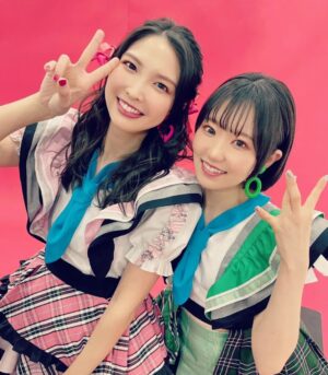 Nao Toyama Instagram - 「マクロスΔ」ワルキューレ
ライブベストアルバム
「Absolute LIVE!!!!!」

本日発売！💜❤️💛💚💗

相方の西田望見ちゃんとぱしゃり！

ライブ音源がアルバムになるなんて……！！
あの日々の熱量がぎゅーっと詰まっています！！

ライブだからこその爆発力のあるワルキューレの音楽を一生モノの形にしていただけたことが嬉しい……！

関わってくださった全ての皆様に感謝の気持ちでいっぱいです！！！

このアルバムで皆さんのおうちをライブ会場に！✨✨

そして今週末からはファイナルツアーが始まります！！
ステージバック席が残りわずかだそうです……！

会場やライブビューイングの皆さんと最高のラストを飾ることができますように……！
頑張りますっ！！！！！✨✨
