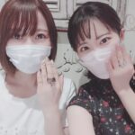 Nao Toyama Instagram – ちょっと前に、
スイーツアクセサリーブランド「Q-pot.」さんの展示会にご招待していただき、
種田梨沙ちゃんとお邪魔してきました😍✨
今年9月でQ-pot.さんは \20周年/ を迎えられたということで、
本当に本当におめでとうございます!!!!
可愛いアクセサリーの数々に目を奪われながら、
種ちゃんとメルトリングを一緒に買いました💕
種ちゃんは透け感のあるブラック!
私はシルバー!
とってもいい感じです👼テンションが上がります……!
これからいろいろな場面で活躍してくれるといいなあ😌
その他にも夢のようなケーキをご馳走になったり、
記念品のポットをいただいたり……
素敵なおもてなしをたくさんいただいて、
ときめきに溢れた楽しい時間になりました!!
(私はもうひとつチョコの指輪も買っちゃいました🍫)
Q-pot.さん!!
改めまして、本当におめでとうございます!!!
そして種ちゃんと思い出が増えて幸せいっぱいなのでした💘
またラジオとかでもこの日のエピソードをお話しできたらいいなあ!!