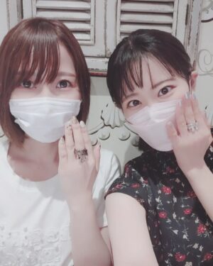 Nao Toyama Instagram - ちょっと前に、

スイーツアクセサリーブランド「Q-pot.」さんの展示会にご招待していただき、
種田梨沙ちゃんとお邪魔してきました😍✨

今年9月でQ-pot.さんは ＼20周年／ を迎えられたということで、
本当に本当におめでとうございます！！！！

可愛いアクセサリーの数々に目を奪われながら、
種ちゃんとメルトリングを一緒に買いました💕

種ちゃんは透け感のあるブラック！
私はシルバー！
とってもいい感じです👼テンションが上がります……！

これからいろいろな場面で活躍してくれるといいなあ😌

その他にも夢のようなケーキをご馳走になったり、
記念品のポットをいただいたり……

素敵なおもてなしをたくさんいただいて、
ときめきに溢れた楽しい時間になりました！！

（私はもうひとつチョコの指輪も買っちゃいました🍫）

Q-pot.さん！！

改めまして、本当におめでとうございます！！！

そして種ちゃんと思い出が増えて幸せいっぱいなのでした💘
またラジオとかでもこの日のエピソードをお話しできたらいいなあ！！