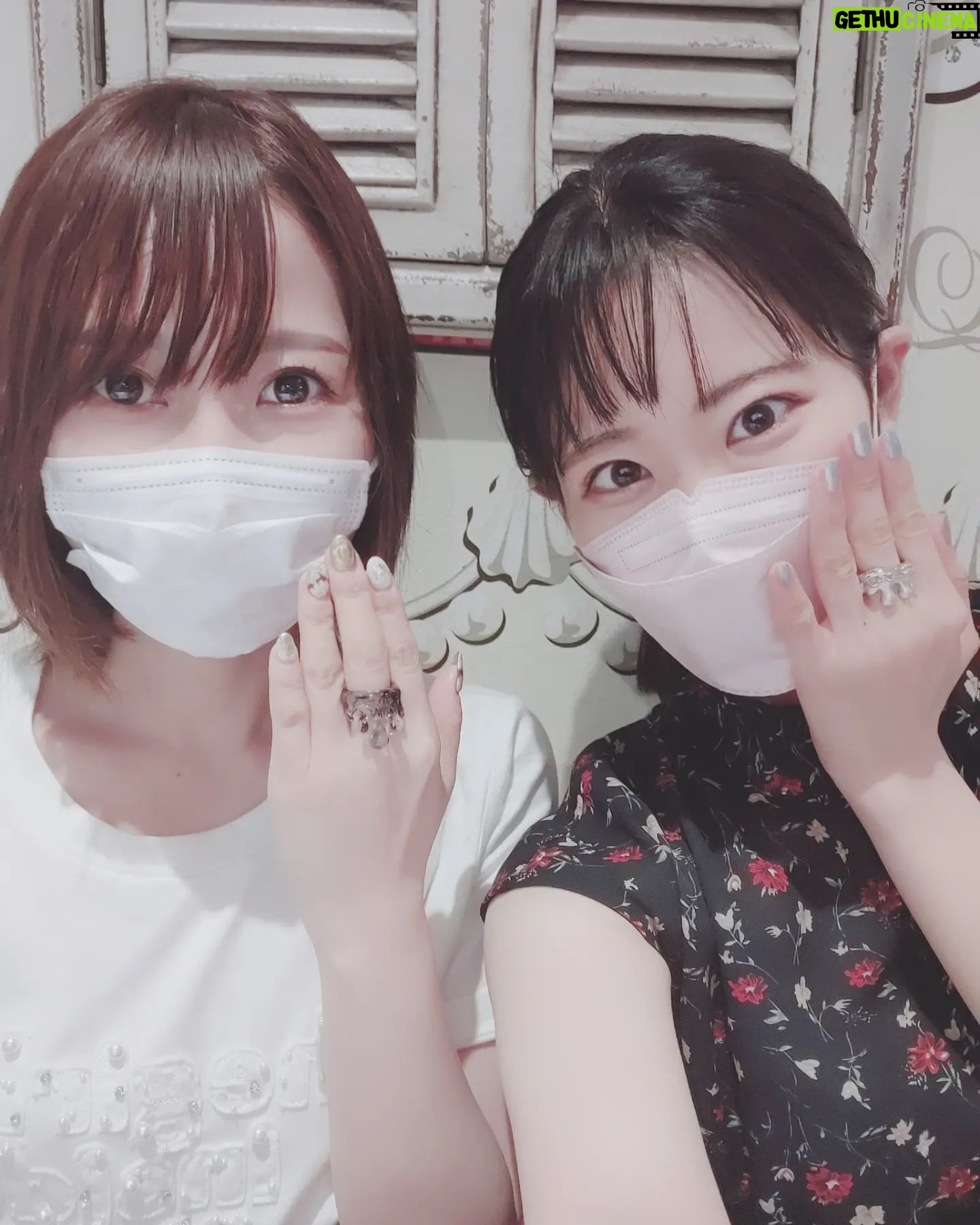 Nao Toyama - 16.3K Likes - ちょっと前に、
スイーツアクセサリーブランド「Q-pot.」さんの展示会にご招待していただき、
種田梨沙ちゃんとお邪魔してきました😍✨
今年9月でQ-pot.さんは \20周年/ を迎えられたということで、
本当に本当におめでとうございます!!!!
可愛いアクセサリーの数々に目を奪われながら、
種ちゃんとメルトリングを一緒に買いました💕
種ちゃんは透け感のあるブラック!
私はシルバー!
とってもいい感じです👼テンションが上がります……!
これからいろいろな場面で活躍してくれるといいなあ😌
その他にも夢のようなケーキをご馳走になったり、
記念品のポットをいただいたり……
素敵なおもてなしをたくさんいただいて、
ときめきに溢れた楽しい時間になりました!!
(私はもうひとつチョコの指輪も買っちゃいました🍫)
Q-pot.さん!!
改めまして、本当におめでとうございます!!!
そして種ちゃんと思い出が増えて幸せいっぱいなのでした💘
またラジオとかでもこの日のエピソードをお話しできたらいいなあ!!