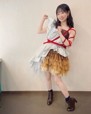 Nao Toyama Instagram - ＼ バレンタインですぜ！！／

この間のライブでは、

チョコ全開なお衣装を着させていただきました🍫✨

銀アルミを破いたチョコ！！！

を衣装で表現できるのがすごい…………！！！

私は今日、ライブを観に来てくれた諏訪彩花ちゃんが差し入れてくれたブラウニーを食べてバレンタイン気分を味わいました😌

今からでもご褒美チョコ、よかったらご自身にあげてくださいね☕
