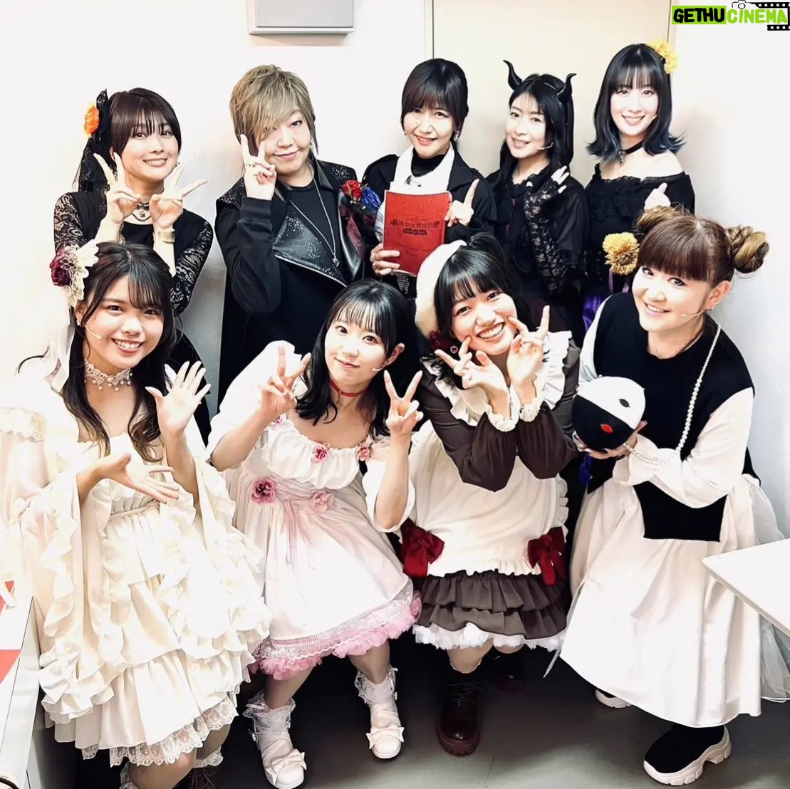 Nao Toyama Instagram - 📅1月の思い出📅 その③! 朗読劇 森の音楽家クランベリー外伝 「魔法少女育成計画 unripe duet」 緒方恵美さん 井上喜久子さん 沼倉愛美さん 松田利冴ちゃん 井上ほの花ちゃん 茅原実里さん 小清水亜美さん かないみかさん そして前日出演の、 松田颯水ちゃん 宮村優子さん アンサンブルのみんな 演出の田邉俊喜さん 原作遠藤浅蜊先生 イラストマルイノ先生 すべての関係者の方、 ご覧くださった皆様、 ありがとうございました!!!! 配信アーカイブは 2/12(日)いっぱいまでです。 生死をかけて闘っている魔法少女、 私も演者として死力を尽くした朗読劇4ステージでした! ……ここだけの話、 すべての本番を終えた翌日は支えがないとまっすぐ立っていられませんでした(笑) 声のお芝居をしていてこんな風になるなんて思わなかったなあ。 そのくらい全力で、極限状態で、ステージではたくさんの人の魂と魂がぶつかりあっていて、 ミーアというお役を預けていただいたことを全うしたいという気持ちが強かったです。 そんな機会をいただけて幸せに思います。 まほいくワールドがますます広く、深くなっていきますように。 私もこの経験を胸にこれからも頑張っていきます!!! 写真はさっちゃんっ!😌 よかったら朗読劇、ご覧くださいませ🪄