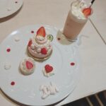 Nao Toyama Instagram – ちょっと前に、

スイーツアクセサリーブランド「Q-pot.」さんの展示会にご招待していただき、
種田梨沙ちゃんとお邪魔してきました😍✨

今年9月でQ-pot.さんは ＼20周年／ を迎えられたということで、
本当に本当におめでとうございます！！！！

可愛いアクセサリーの数々に目を奪われながら、
種ちゃんとメルトリングを一緒に買いました💕

種ちゃんは透け感のあるブラック！
私はシルバー！
とってもいい感じです👼テンションが上がります……！

これからいろいろな場面で活躍してくれるといいなあ😌

その他にも夢のようなケーキをご馳走になったり、
記念品のポットをいただいたり……

素敵なおもてなしをたくさんいただいて、
ときめきに溢れた楽しい時間になりました！！

（私はもうひとつチョコの指輪も買っちゃいました🍫）

Q-pot.さん！！

改めまして、本当におめでとうございます！！！

そして種ちゃんと思い出が増えて幸せいっぱいなのでした💘
またラジオとかでもこの日のエピソードをお話しできたらいいなあ！！