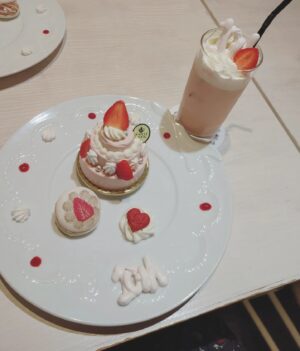 Nao Toyama Instagram - ちょっと前に、

スイーツアクセサリーブランド「Q-pot.」さんの展示会にご招待していただき、
種田梨沙ちゃんとお邪魔してきました😍✨

今年9月でQ-pot.さんは ＼20周年／ を迎えられたということで、
本当に本当におめでとうございます！！！！

可愛いアクセサリーの数々に目を奪われながら、
種ちゃんとメルトリングを一緒に買いました💕

種ちゃんは透け感のあるブラック！
私はシルバー！
とってもいい感じです👼テンションが上がります……！

これからいろいろな場面で活躍してくれるといいなあ😌

その他にも夢のようなケーキをご馳走になったり、
記念品のポットをいただいたり……

素敵なおもてなしをたくさんいただいて、
ときめきに溢れた楽しい時間になりました！！

（私はもうひとつチョコの指輪も買っちゃいました🍫）

Q-pot.さん！！

改めまして、本当におめでとうございます！！！

そして種ちゃんと思い出が増えて幸せいっぱいなのでした💘
またラジオとかでもこの日のエピソードをお話しできたらいいなあ！！