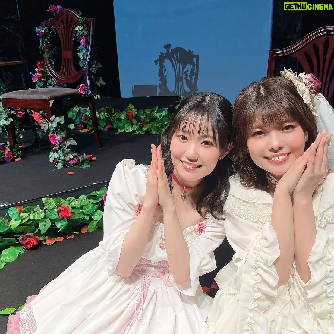 Nao Toyama Instagram - 📅1月の思い出📅 その③! 朗読劇 森の音楽家クランベリー外伝 「魔法少女育成計画 unripe duet」 緒方恵美さん 井上喜久子さん 沼倉愛美さん 松田利冴ちゃん 井上ほの花ちゃん 茅原実里さん 小清水亜美さん かないみかさん そして前日出演の、 松田颯水ちゃん 宮村優子さん アンサンブルのみんな 演出の田邉俊喜さん 原作遠藤浅蜊先生 イラストマルイノ先生 すべての関係者の方、 ご覧くださった皆様、 ありがとうございました!!!! 配信アーカイブは 2/12(日)いっぱいまでです。 生死をかけて闘っている魔法少女、 私も演者として死力を尽くした朗読劇4ステージでした! ……ここだけの話、 すべての本番を終えた翌日は支えがないとまっすぐ立っていられませんでした(笑) 声のお芝居をしていてこんな風になるなんて思わなかったなあ。 そのくらい全力で、極限状態で、ステージではたくさんの人の魂と魂がぶつかりあっていて、 ミーアというお役を預けていただいたことを全うしたいという気持ちが強かったです。 そんな機会をいただけて幸せに思います。 まほいくワールドがますます広く、深くなっていきますように。 私もこの経験を胸にこれからも頑張っていきます!!! 写真はさっちゃんっ!😌 よかったら朗読劇、ご覧くださいませ🪄