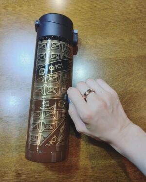 Nao Toyama Instagram - ちょっと前に、

スイーツアクセサリーブランド「Q-pot.」さんの展示会にご招待していただき、
種田梨沙ちゃんとお邪魔してきました😍✨

今年9月でQ-pot.さんは ＼20周年／ を迎えられたということで、
本当に本当におめでとうございます！！！！

可愛いアクセサリーの数々に目を奪われながら、
種ちゃんとメルトリングを一緒に買いました💕

種ちゃんは透け感のあるブラック！
私はシルバー！
とってもいい感じです👼テンションが上がります……！

これからいろいろな場面で活躍してくれるといいなあ😌

その他にも夢のようなケーキをご馳走になったり、
記念品のポットをいただいたり……

素敵なおもてなしをたくさんいただいて、
ときめきに溢れた楽しい時間になりました！！

（私はもうひとつチョコの指輪も買っちゃいました🍫）

Q-pot.さん！！

改めまして、本当におめでとうございます！！！

そして種ちゃんと思い出が増えて幸せいっぱいなのでした💘
またラジオとかでもこの日のエピソードをお話しできたらいいなあ！！