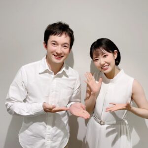 Nao Toyama Instagram - 朗読劇「私の頭の中の消しゴム 15th letter」

先日4/13、無事に本番終了いたしました！

俳優の浅利陽介さんとご一緒させていただきました！

本当に本当に濃い準備期間で、
素敵な作品に関わることができて幸せでした。

パンフレットのオフショットを添えて。

浩介と薫の幸せなワンシーン。

＊　＊　＊

たくさんお話ししたいこともあります。
よかったら月曜日のラジオも聴いてくださいっ！📻️😄