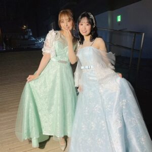 Nao Toyama Instagram - 📅１月の思い出📅

その①

グランブルーファンタジーのイベント２日間、司会進行させていただきました！

ライブパートではこんなに素敵なドレスを……！！！
ひえええ！😭😭

これを着ることによって緊張が加速しそう（笑）　
でもとっても嬉しかったです✨

ピアノ伴奏のみでのバラード歌唱もあり滅多にない経験をさせていただきました！

グラブルはほんと音楽もいいのですよ…………。

バタバタでしたが、加藤英美里さんと米澤円さんとお写真撮れた……(〃´ω`〃)💕

「このエメラルドグリーンは英美里さんのためにありますねッッ(　ﾟﾛﾟ)！！！」
とご本人に熱弁するほど似合ってらっしゃいましたし、

米澤さんのドレスもネイビーでシックながらも、照明にあたるとキッラキラでほんと輝いていらっしゃいました……✨

ベテラン騎空士さんはもちろんのこと、新しい騎空士さんも一緒に、
これからも楽しくグラブッていけますようにっ！